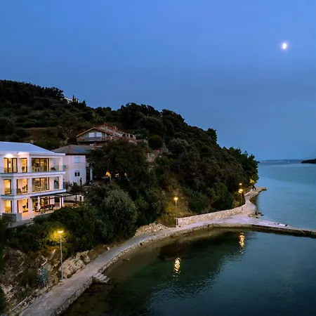 Apartment Veronica With Pool And Boat Mooring First Line At Sea